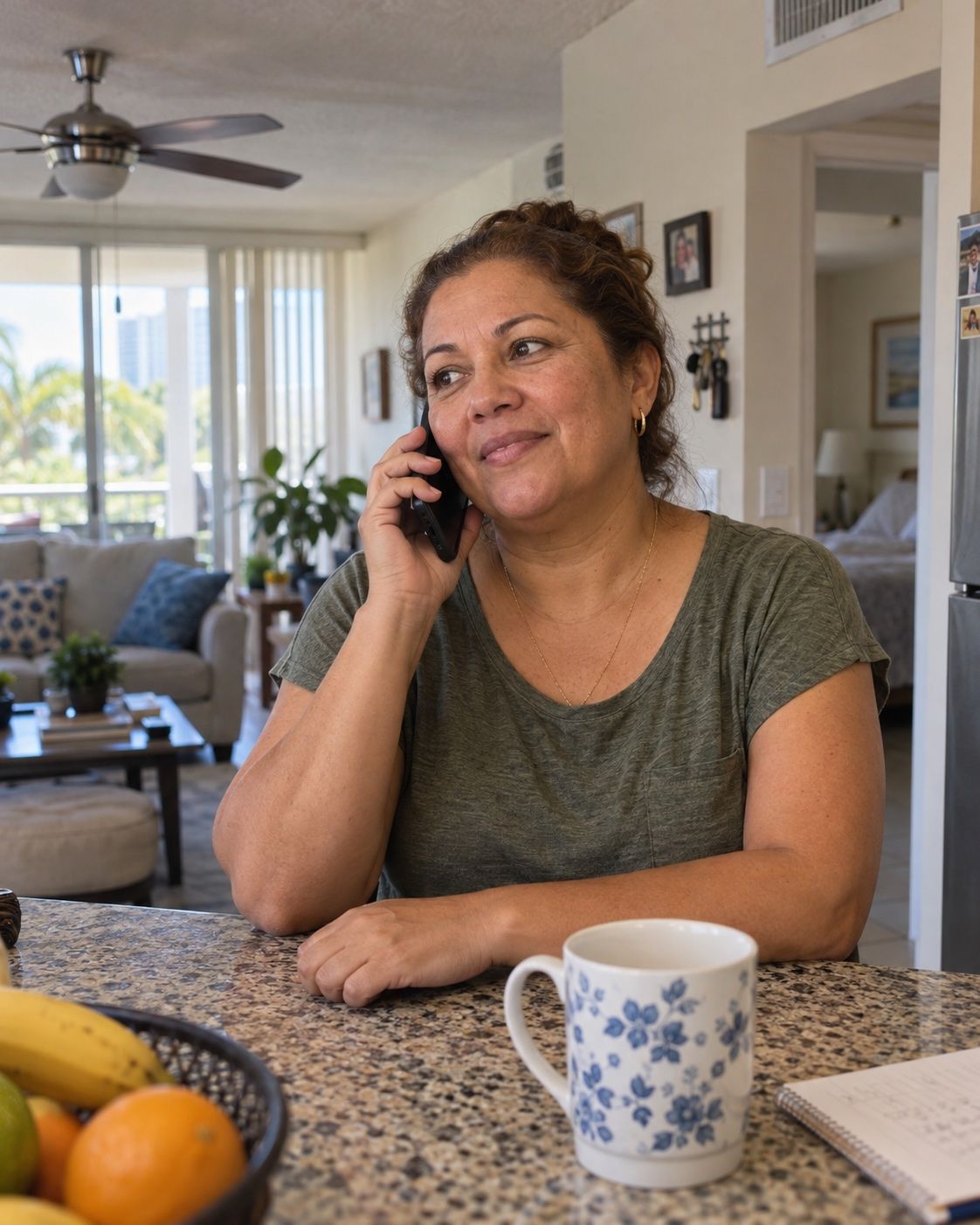 Mujer hablando por teléfono en una cocina.